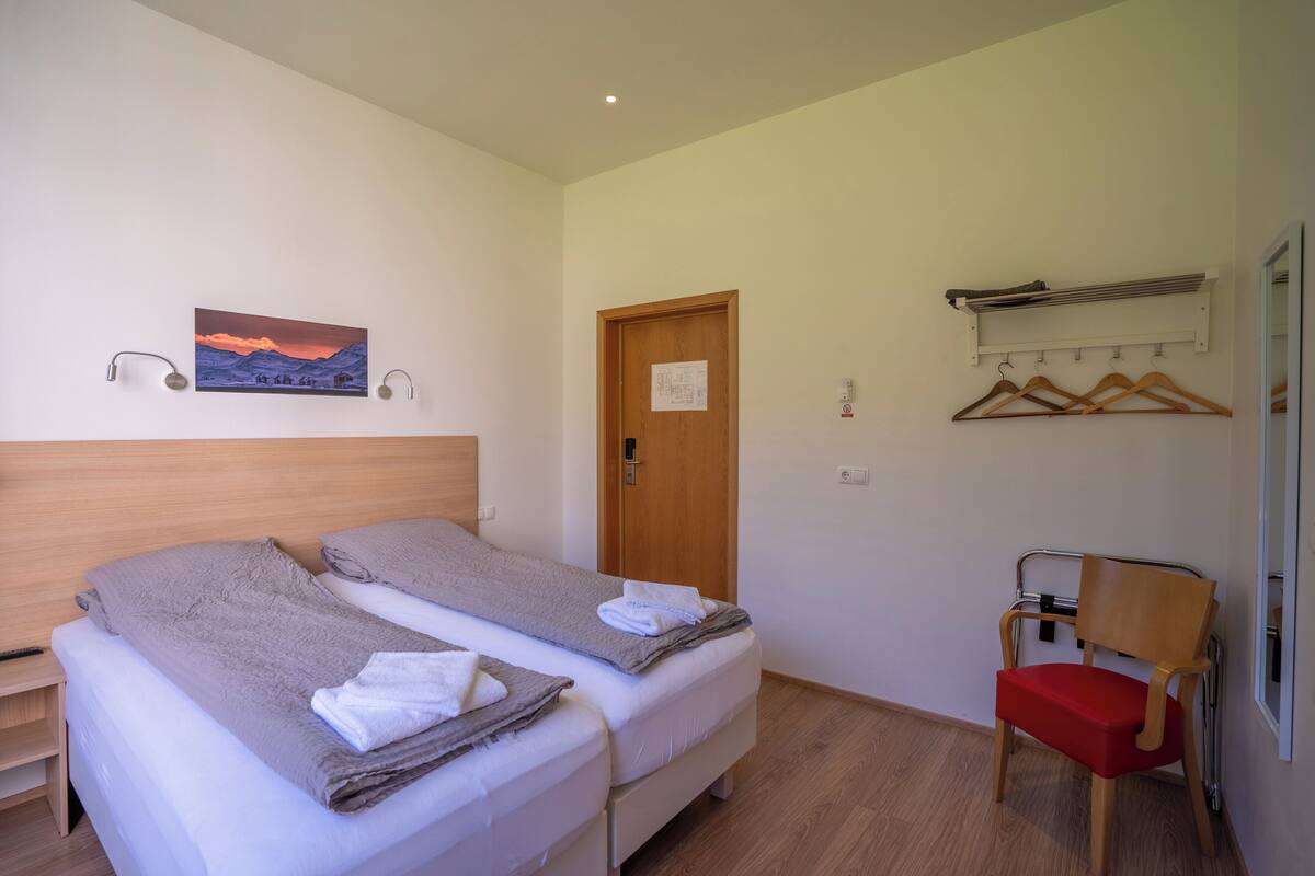 Kamer, 1 twee- of 2 eenpersoonsbedden, toegankelijk voor mindervaliden | Verduisterende gordijnen, geluiddichte muren