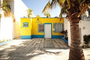 Vista frontal de la propiedad