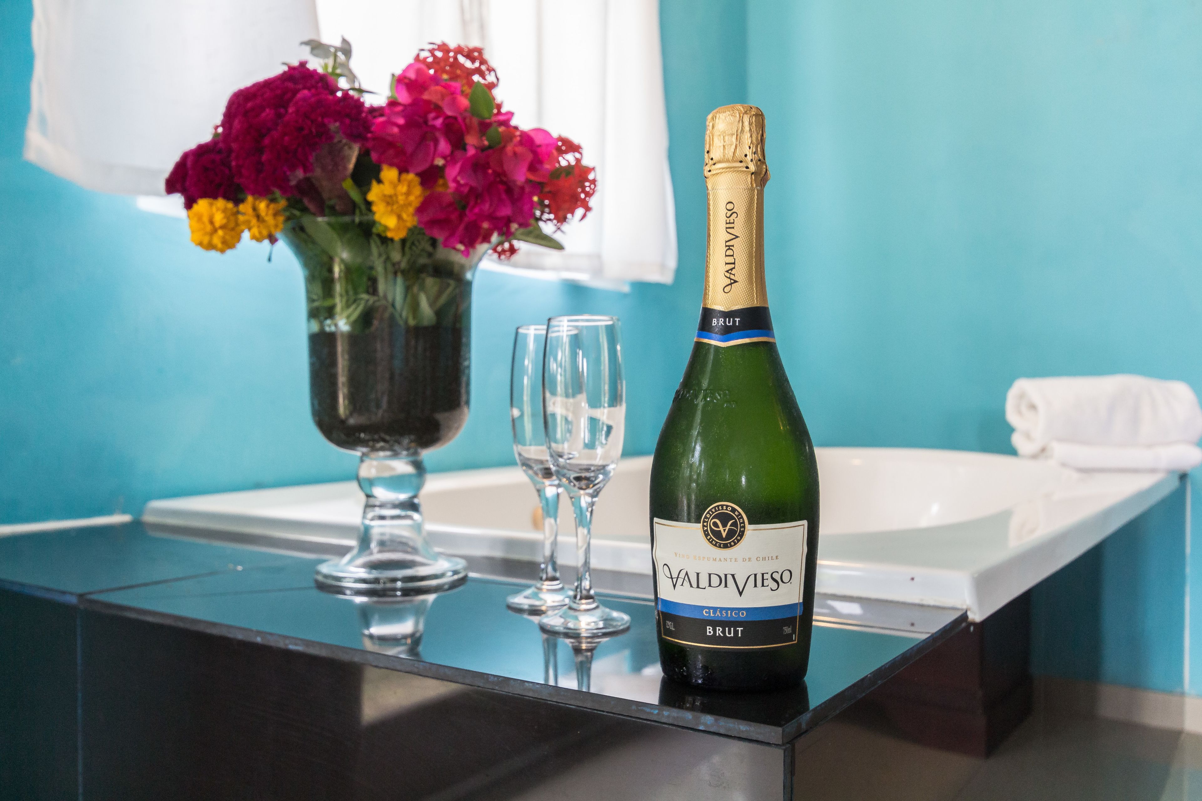 Honeymoon Suite | Deep soaking bathtub