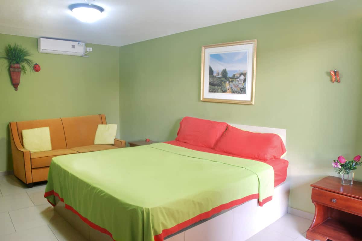 Comfort tweepersoonskamer, 1 kingsize bed met slaapbank | Gratis wifi, beddengoed