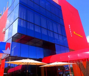 Front of property - Hotel Versalles Suites (Cancun)