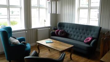 Apartemen, 3 kamar tidur, pemandangan samudra, tepi laut | Ruang keluarga | TV layar datar dan pemutar DVD