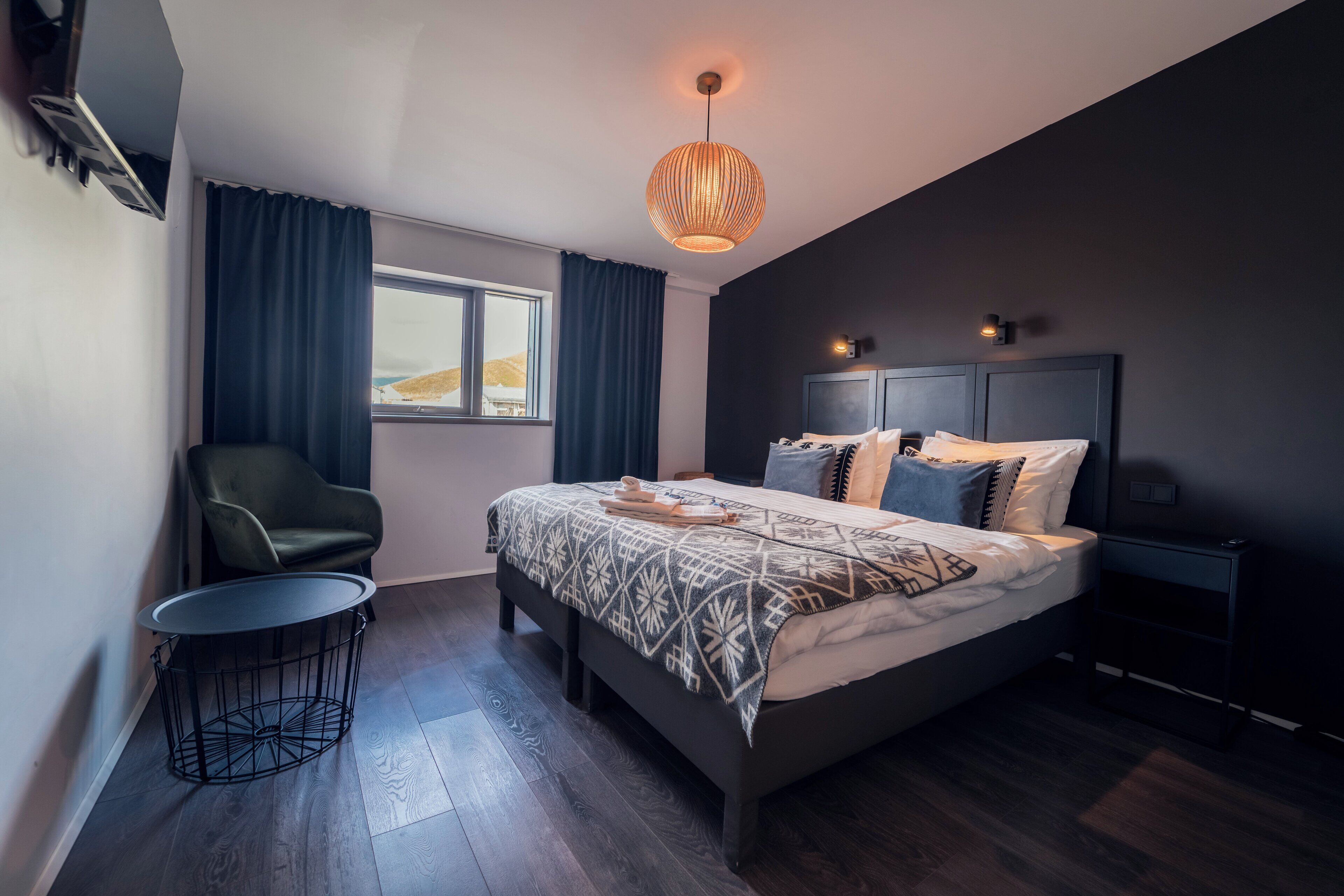 Habitación superior con 1 cama doble o 2 individuales | Sistema de insonorización, wifi gratis, ropa de cama