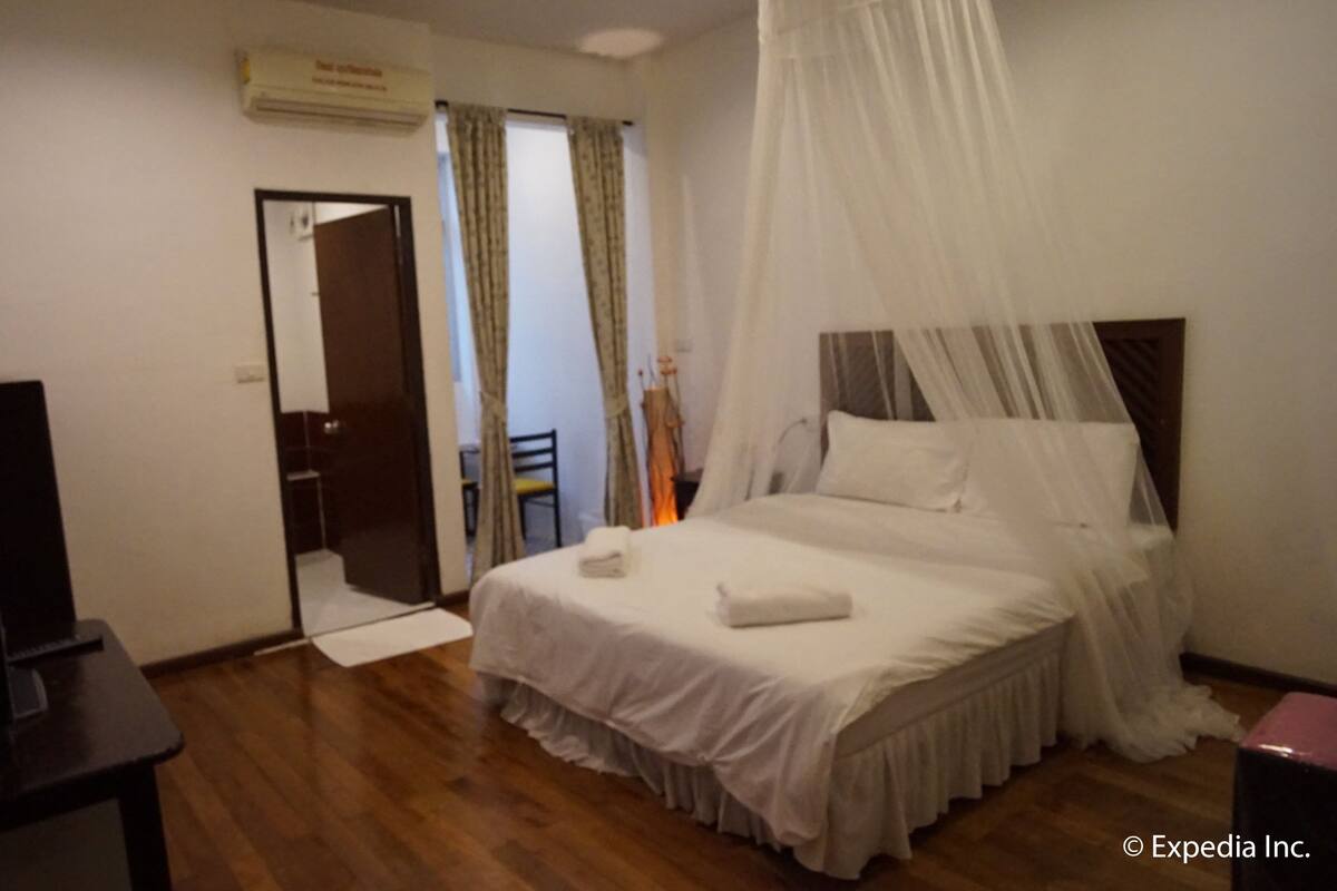 Standard Double Room | Una cassaforte in camera, tende oscuranti, insonorizzazione