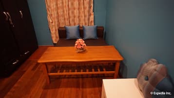 Standard Double Room | Stofa | 32-tommu LCD-sjónvarp með kapalrásum, sjónvarp.