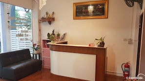 Reception - Nawaporn Place Guesthouse (Phuket)