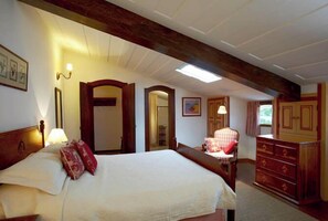 Minibar, escritorio, cortinas opacas y tabla de planchar con plancha