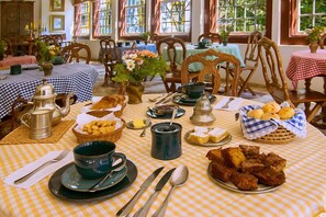 Free daily buffet breakfast  - Solar da Ponte (Tiradentes)
