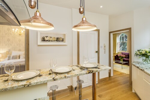 Stunning 2 bed apartment in Richmond with free off-street parking