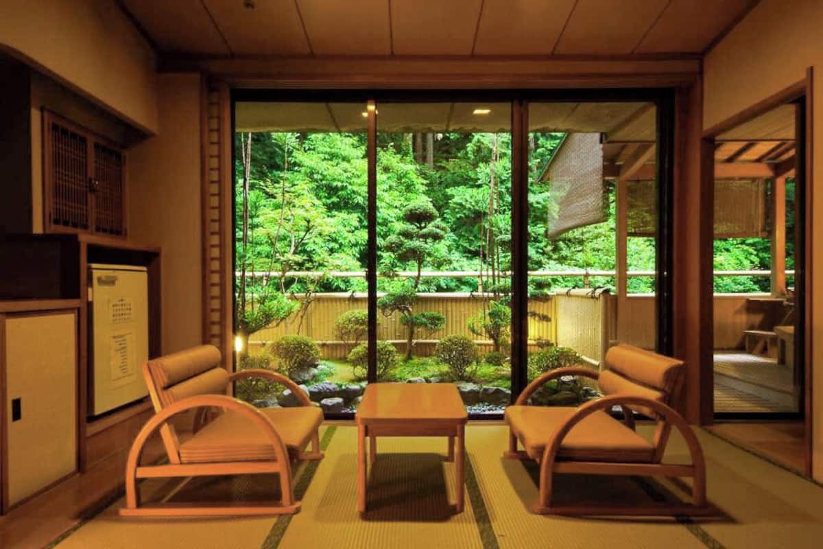 Minibar, brankas, meja kerja, dan Wi-Fi gratis