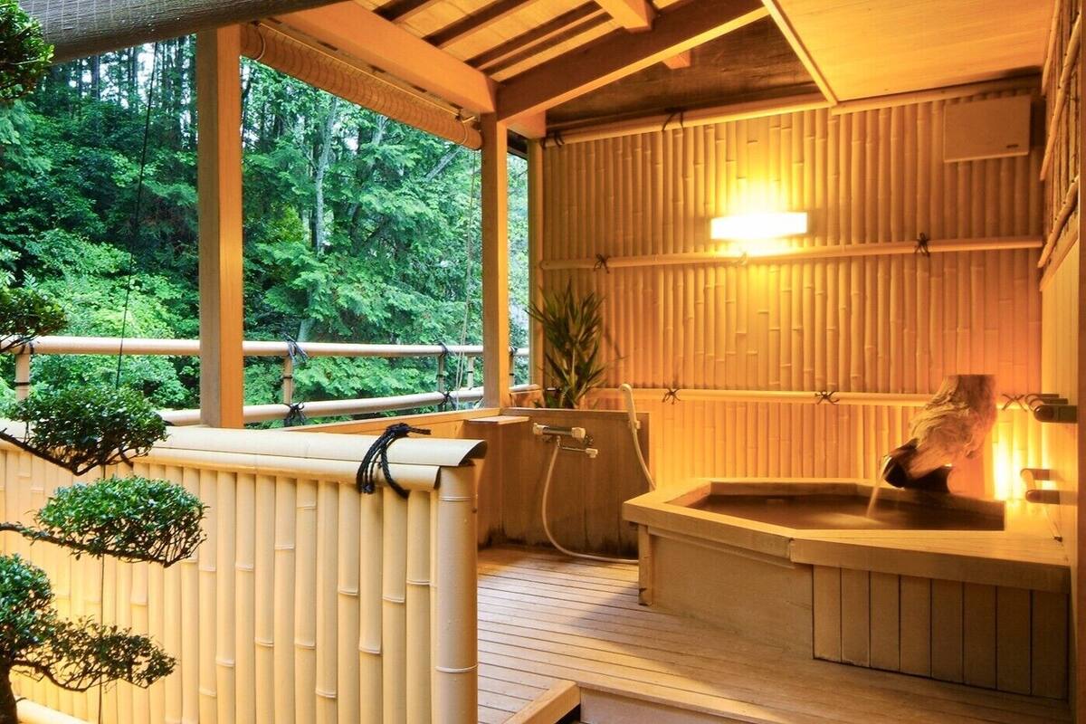 Badewanne und Dusche (separat), kostenlose Toilettenartikel