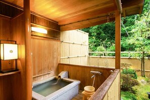 Bathtub dan shower terpisah dan perlengkapan mandi gratis