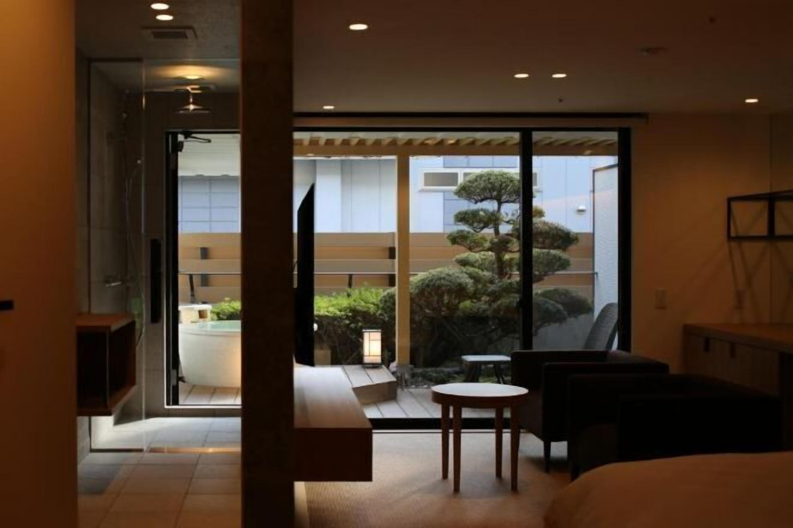 Minibar, caja de seguridad en la habitación y muebles diferentes 