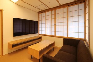 Kamar Twin Deluks | Minibar, brankas, meja kerja, dan Wi-Fi gratis