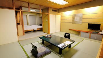 バリアフリー和洋室 38㎡ | ミニバー、セーフティボックス (室内)、客室ごとに異なるインテリア、ノートパソコン用作業スペース