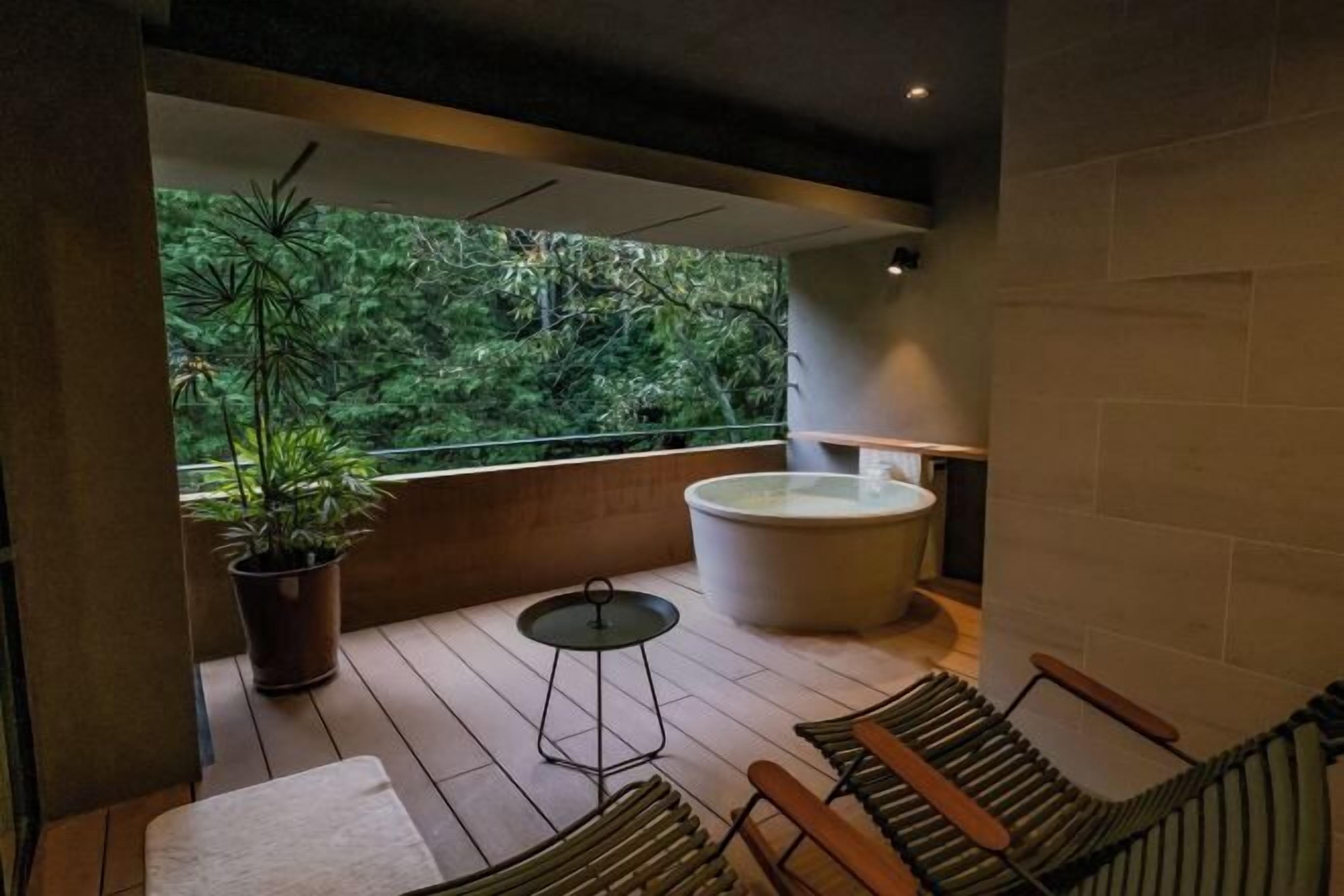 Indoor spa tub
