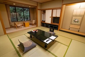 Kamar Tradisional (Japanese Style, Deluxe) | Area keluarga | TV layar datar