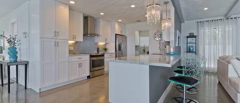 Køleskab, mikrobølgeovn, ovn, kogeplade