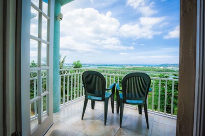 Tropical Paradise. Modern 2 Bedroom with Spectacular views of the Caribbean Sea