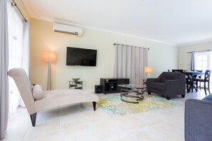 Smart-TV, DVD-spiller og stereoanlegg