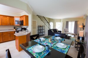 Smart-TV, DVD-spiller og stereoanlegg