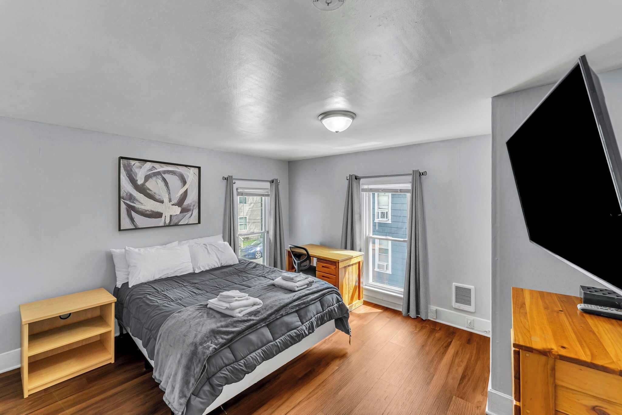 4 bedrooms, desk, iron/ironing board, travel crib