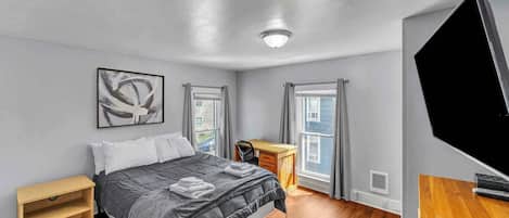 4 chambres, bureau, fer et planche à repasser, lit parapluie