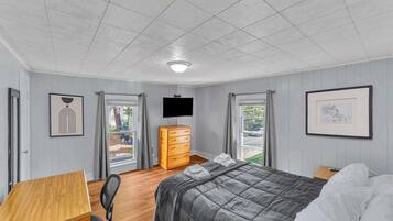 4 bedrooms, desk, iron/ironing board, WiFi