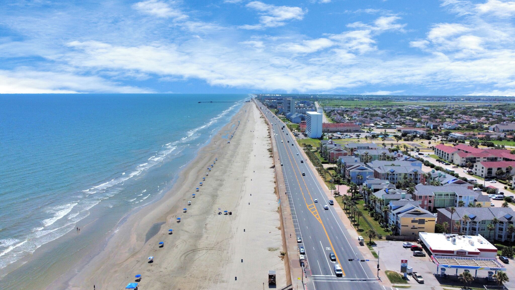 Rannalla, aurinkotuoleja, rantapyyhkeitä