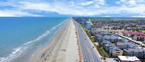 Rannalla, aurinkotuoleja, rantapyyhkeitä