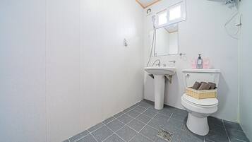 Sturta, snyrtivörur án endurgjalds, hárblásari, handklæði