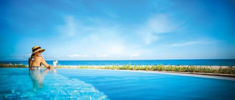 Een buitenzwembad, een verwarmd zwembad