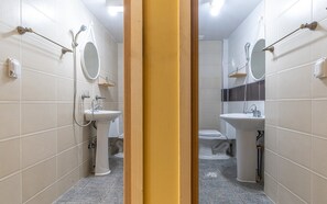Room (L Pirenche) | Bathroom
