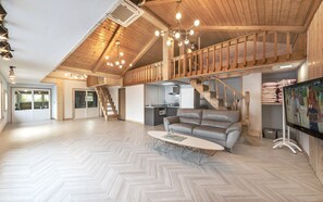 Room (F Marseille) | Living area