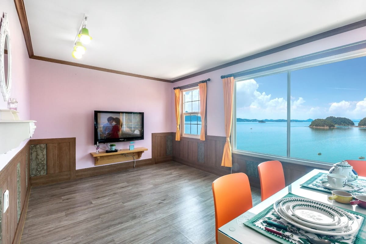 Zimmer (O Stavia) | Wohnbereich | Flachbildfernseher, Fußbodenheizung