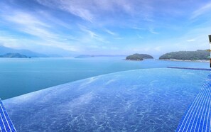 Room (F Marseille) | Private pool