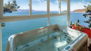 Room (J Cafri) | Private spa tub