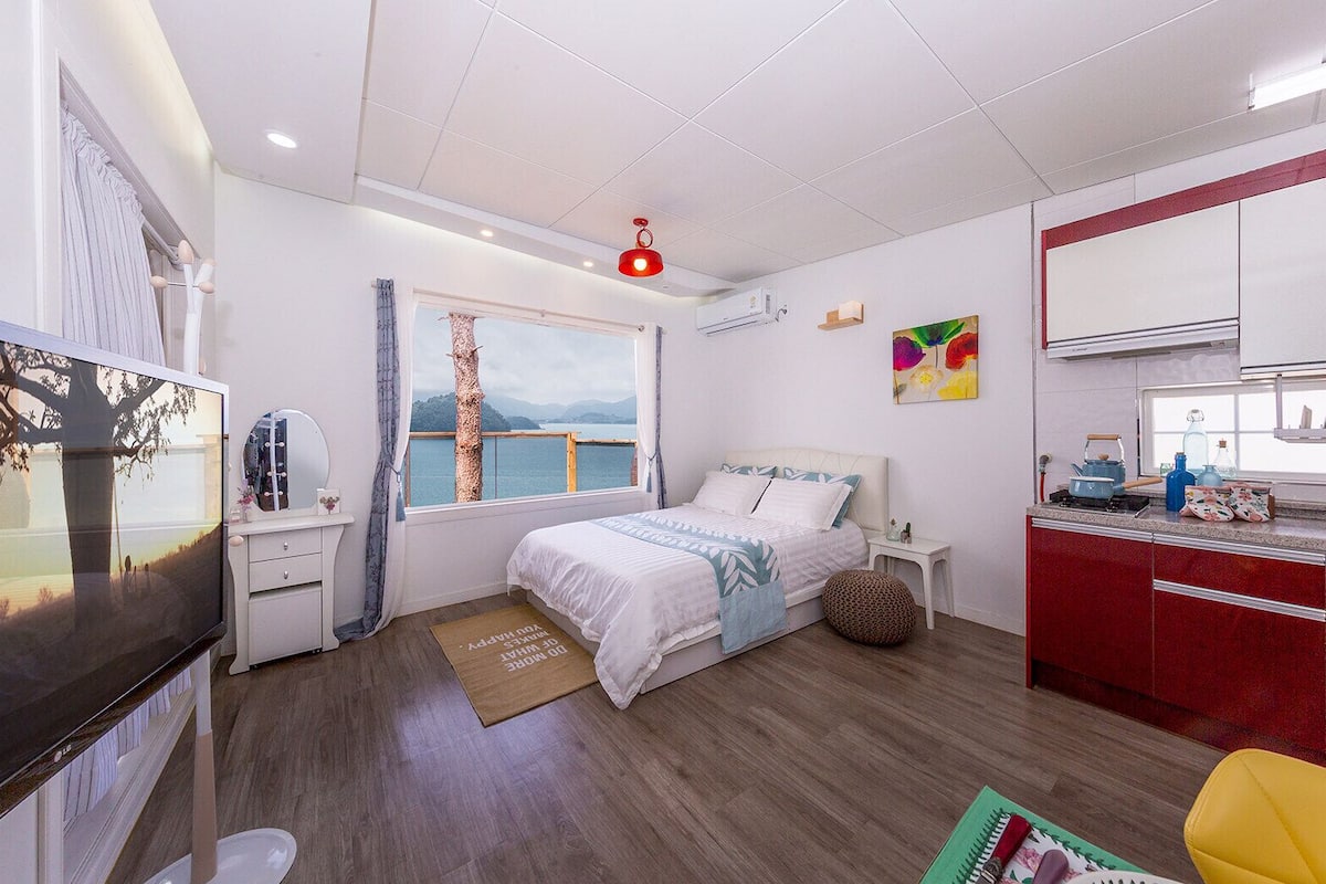 Zimmer (J Cafri) | 1 Schlafzimmer, individuell dekoriert, individuell eingerichtet