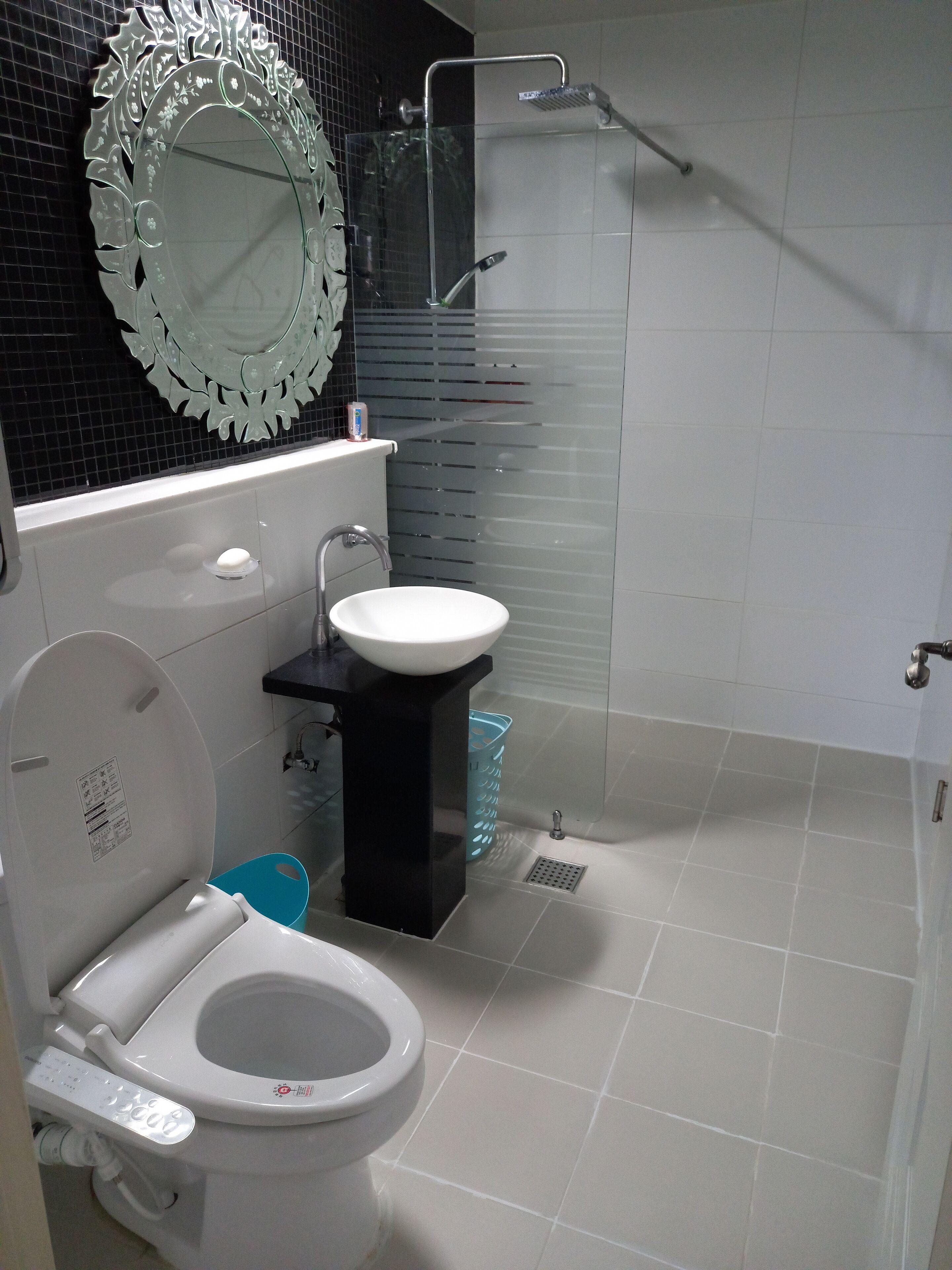 Family | Banheiro | Chuveiro, produtos de toalete grátis, secador de cabelo, chinelos