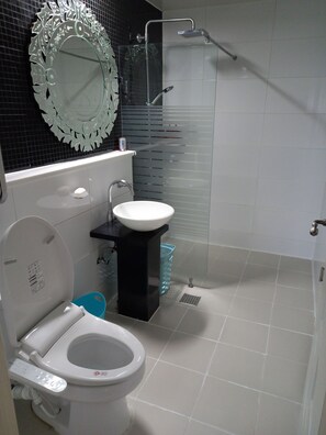 Family | Salle de bain | Douche, articles de toilette gratuits, sèche-cheveux, chaussons