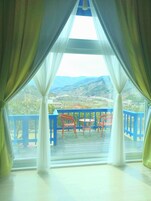 Happy Room | 起居区 | 48-英寸纯平电视（配备有线频道）、电视、加热地板