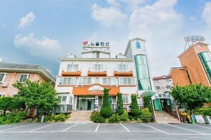 숙박 시설 정면