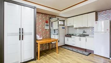 208 Room | Private kitchenette | Full-sized fridge, stovetop, electric kettle, cookware/dishes/utensils
