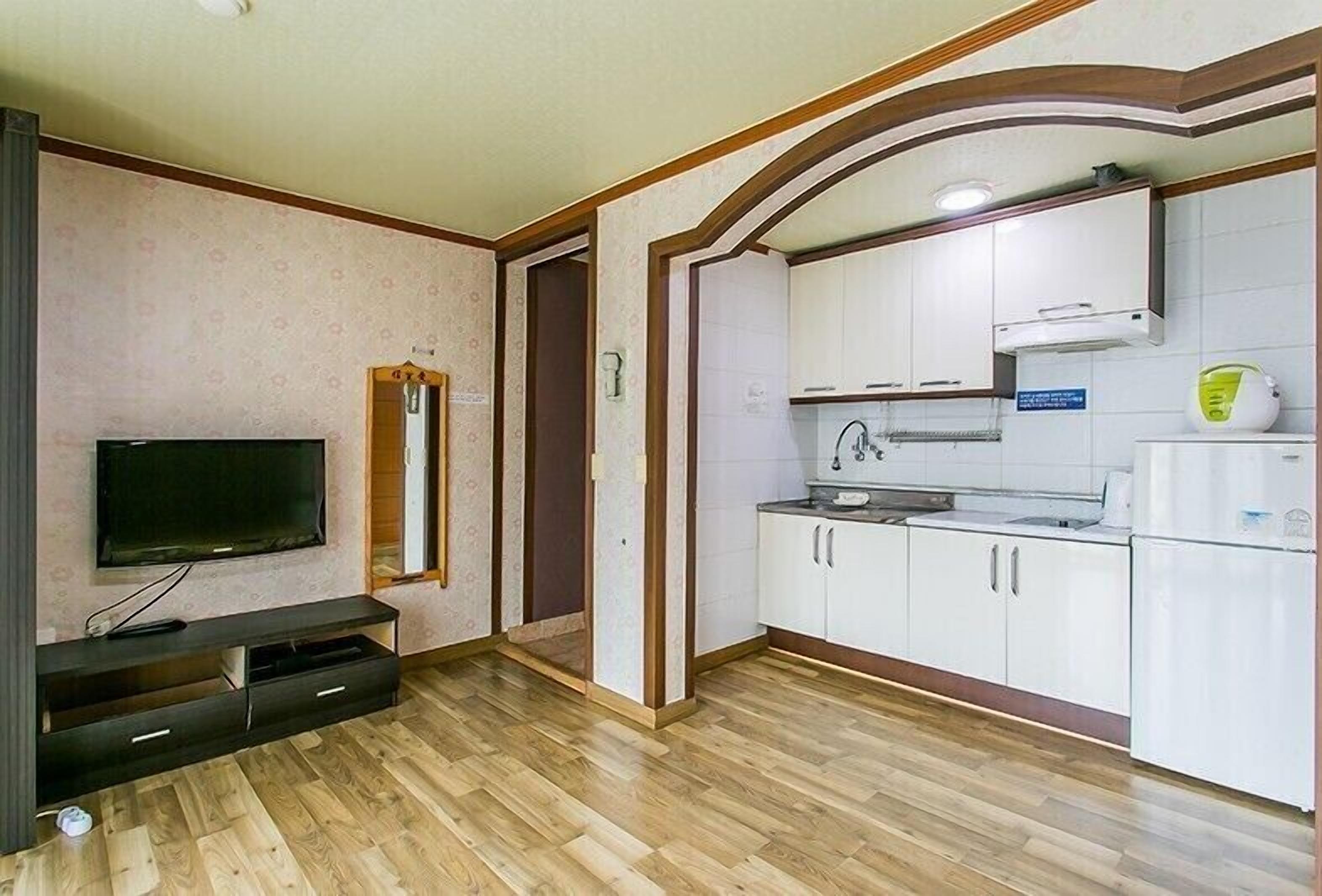 Full-size fridge, stovetop, electric kettle, cookware/dishes/utensils