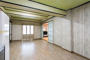 101 Room | Living area | Flat-screen TV - Muju Noble Pension (Muju)