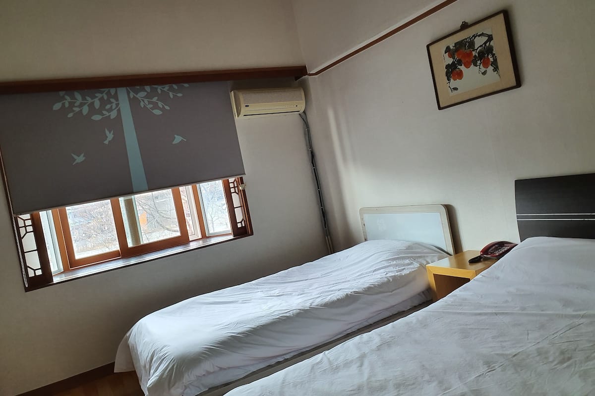 Zweibettzimmer, Mehrere Betten | 1 Schlafzimmer, kostenloses WLAN