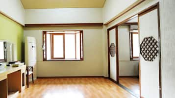 Condo, Kitchen (20 pyeong) | Free WiFi
