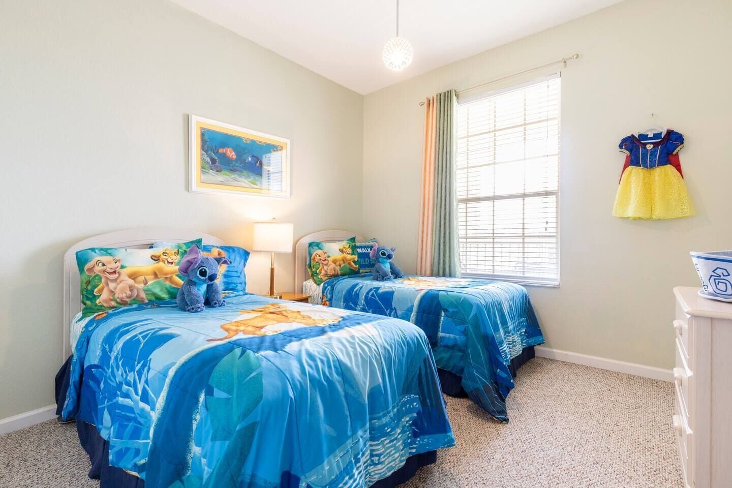 2 عدّة غرف نوم وخزنة داخل الغرفة ومكواة/لوح كي وسرير سفر