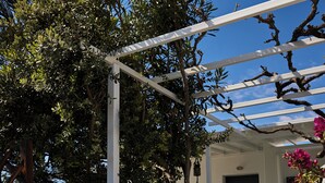 Una verja de madera con un letrero que dice 'SAND LILY mylaos'.