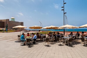 Outdoor dining - City Beach Apartment Las Canteras LZ84H (Las Palmas)